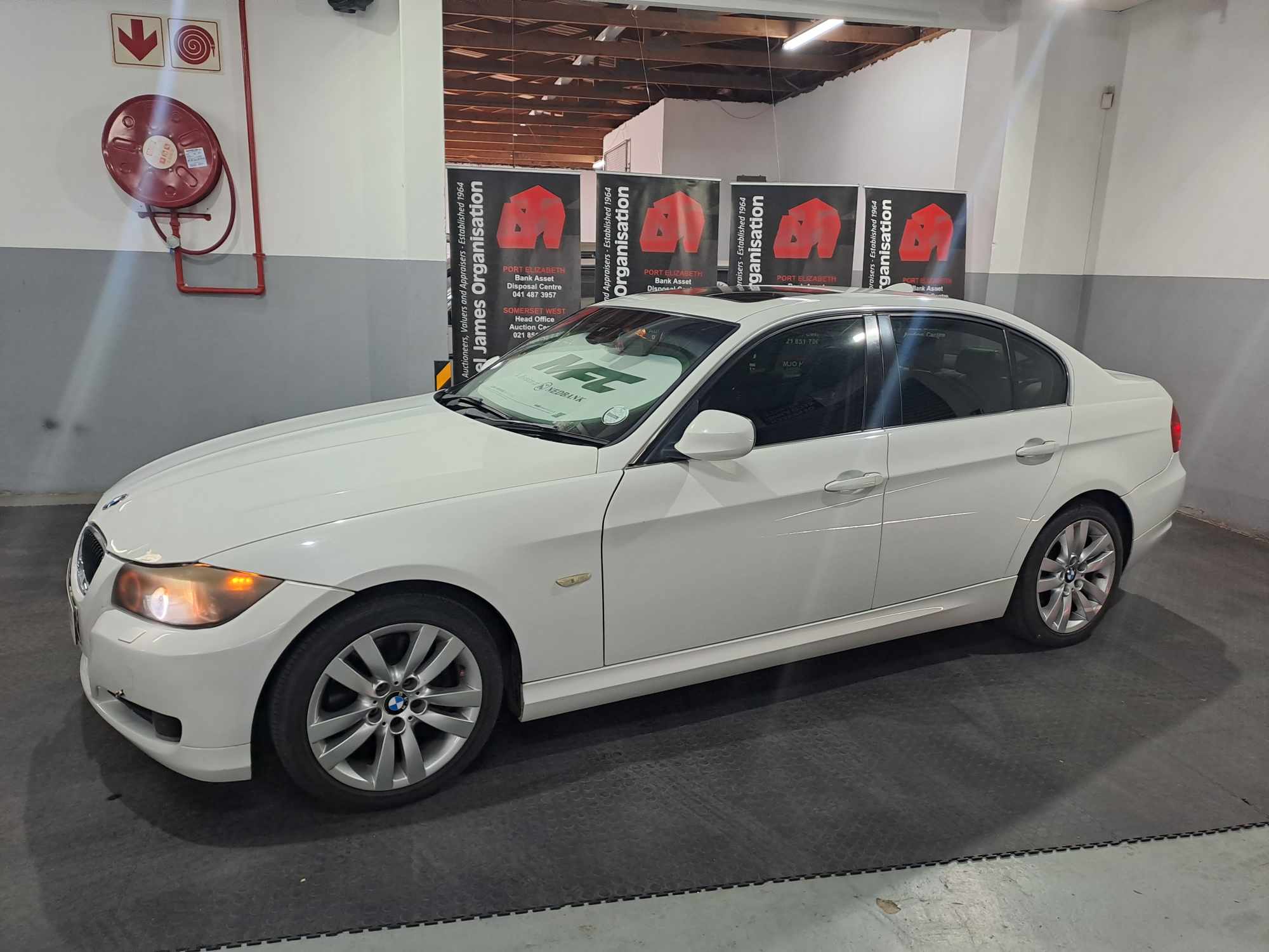 2011 BMW 323i (E90) thumbnail 3