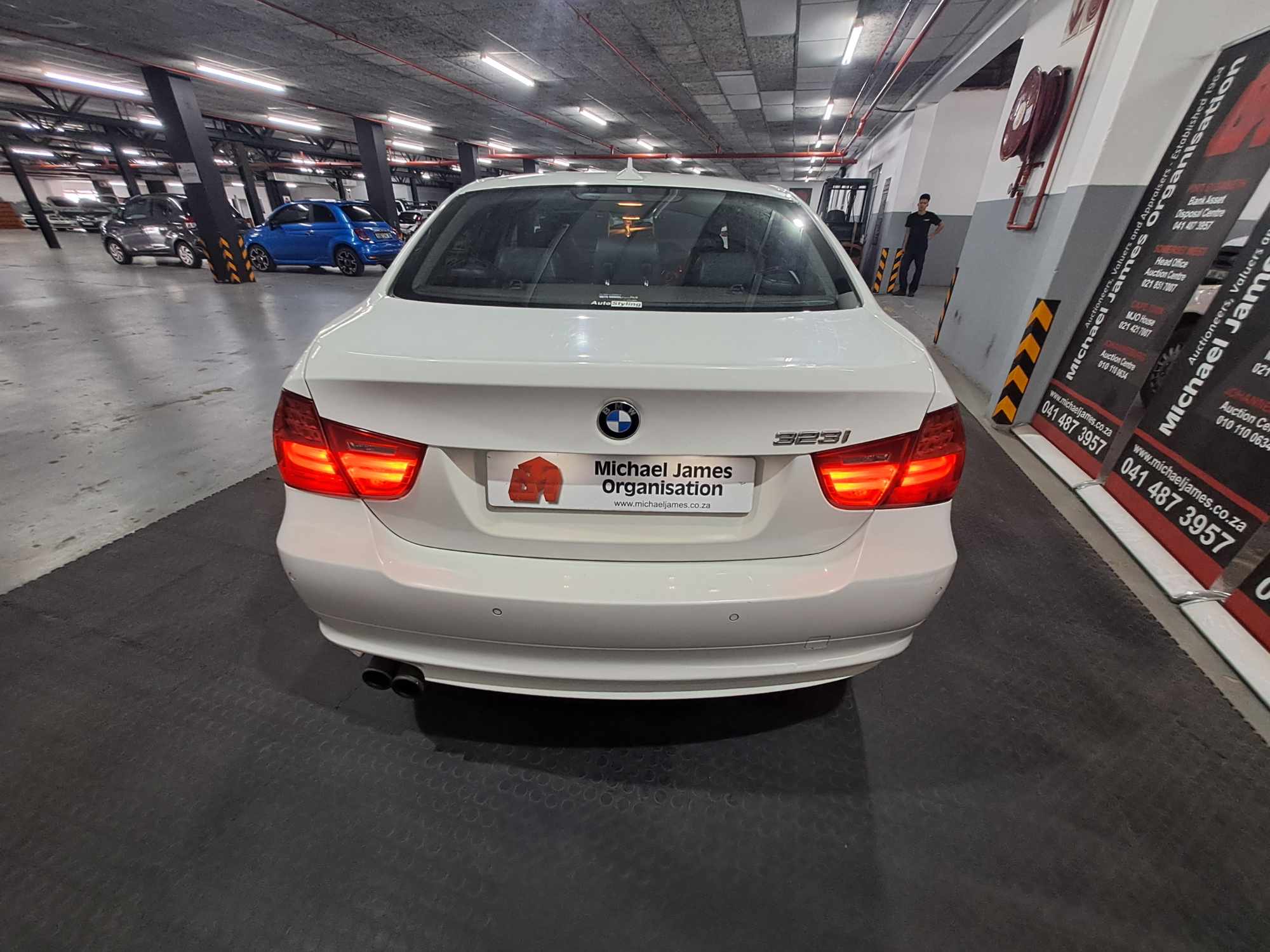 2011 BMW 323i (E90) thumbnail 4