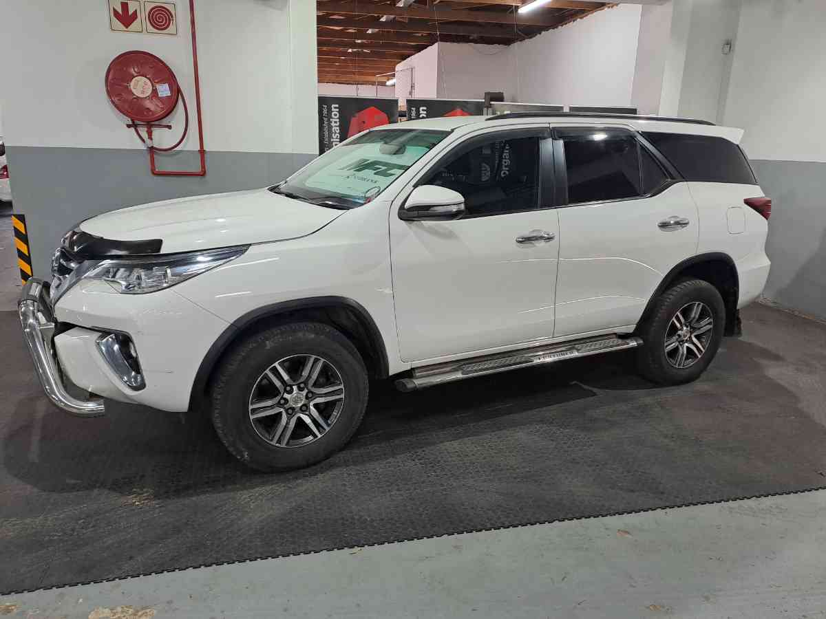 2017 TOYOTA FORTUNER 2.4 GD-6 R/B A/T