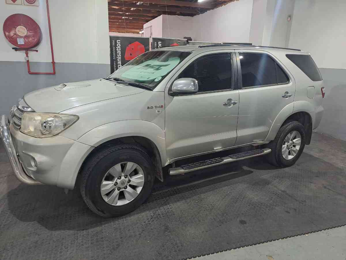 2010 TOYOTA FORTUNER 3.0D-4D R/B 4X4