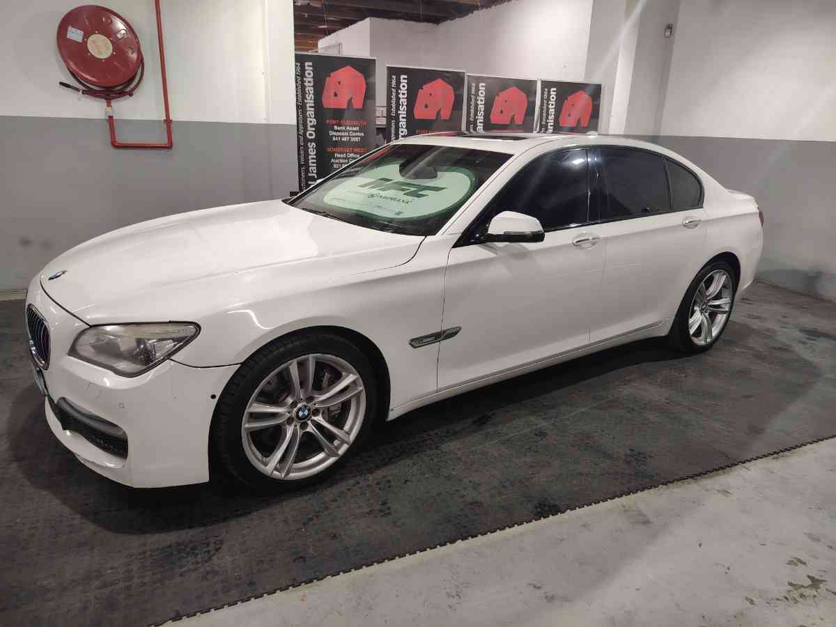 2013 BMW 750i M SPORT (F01)