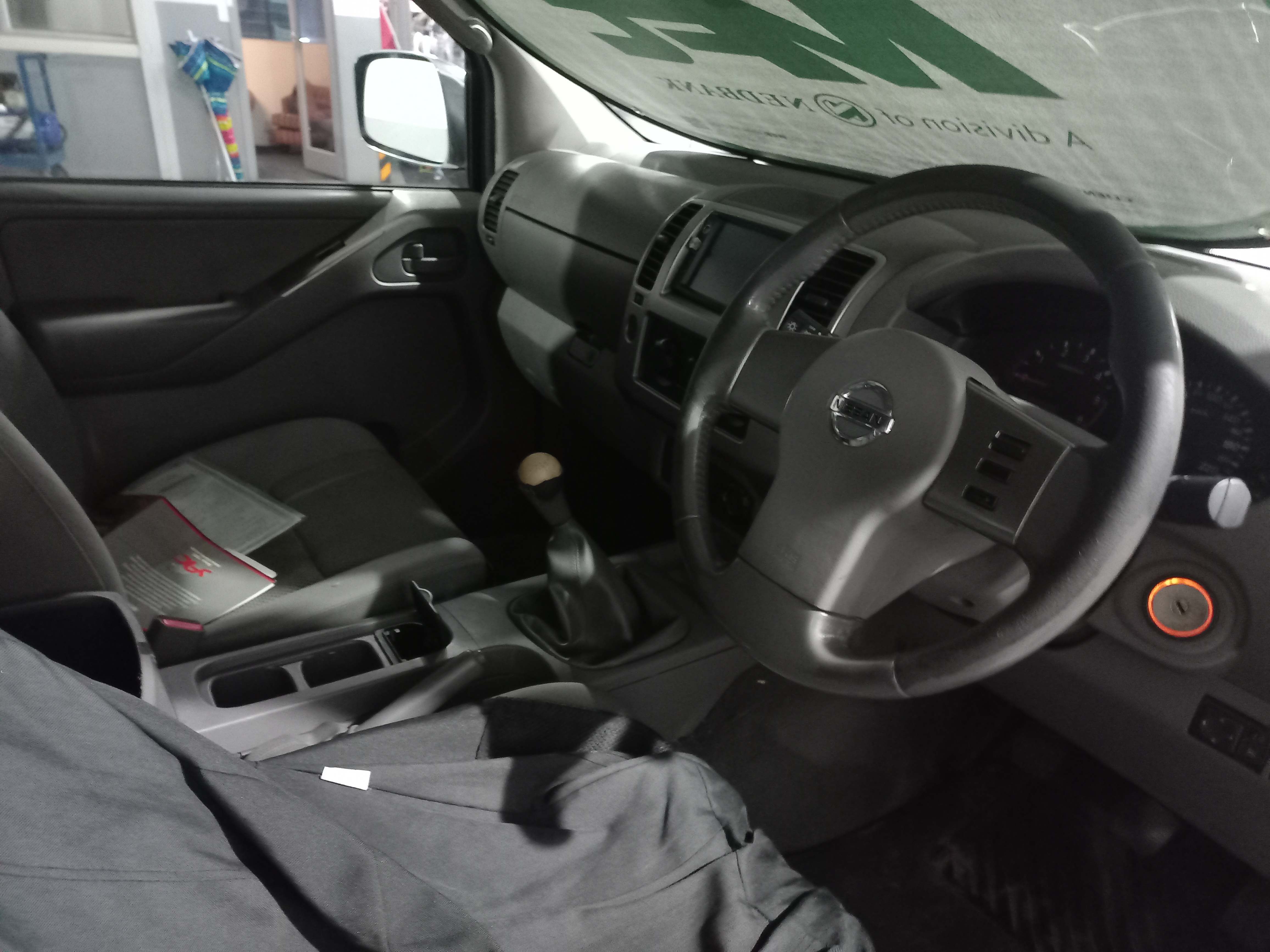 2011 Nissan Navara 2.5 dCi LE 4x4 P/U D/C thumbnail 6