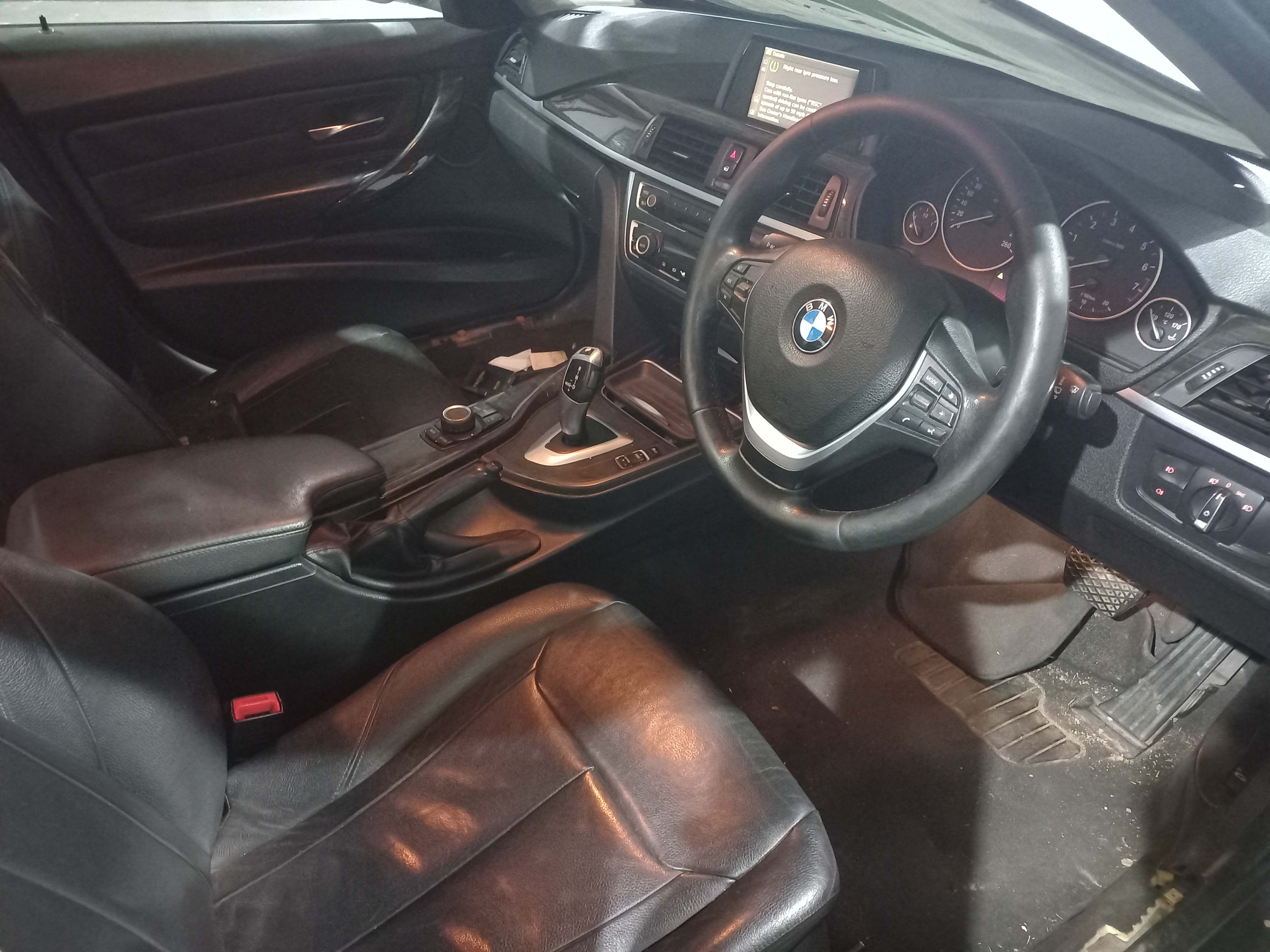 2015 BMW 320i Luxury Line A/T (F30) thumbnail 6