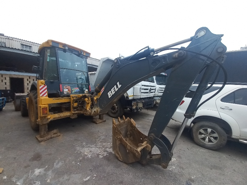 2016 Bell TLB 315SL 4X4 Backhoe Loader thumbnail 3
