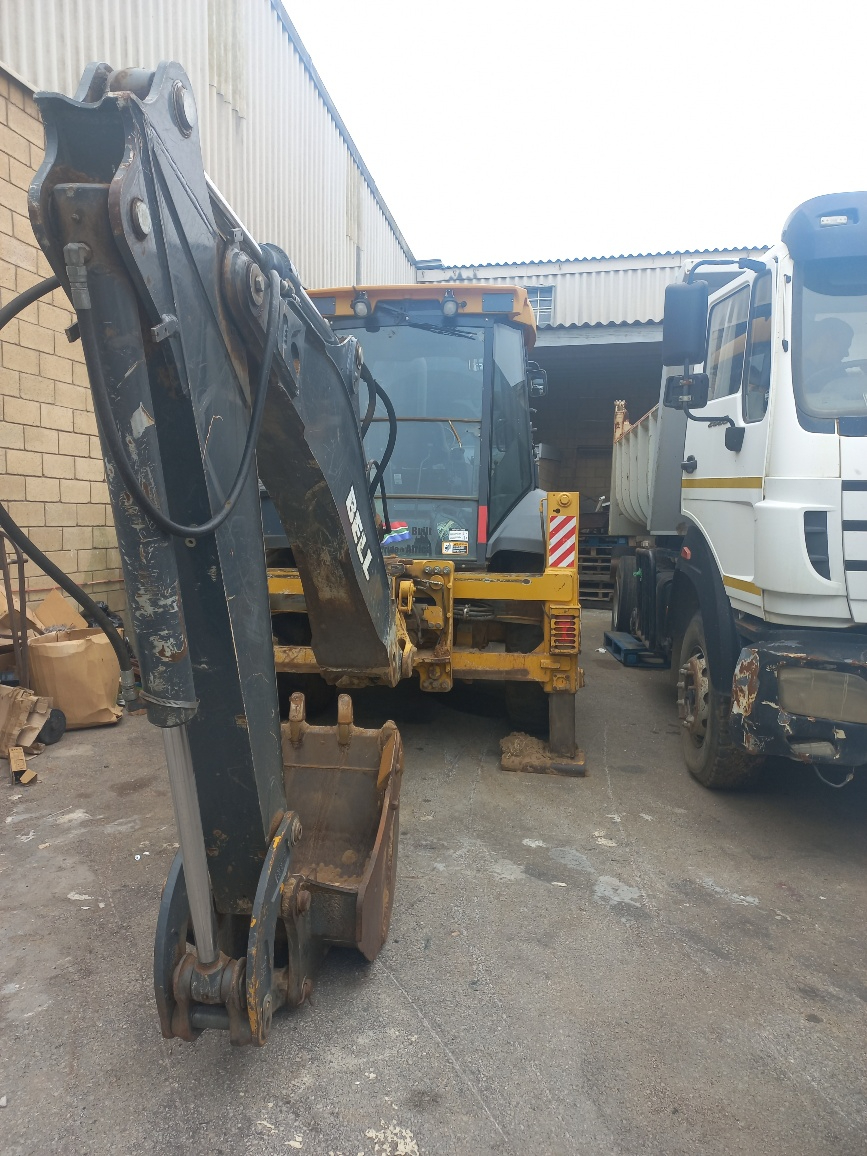 2016 Bell TLB 315SL 4X4 Backhoe Loader thumbnail 4