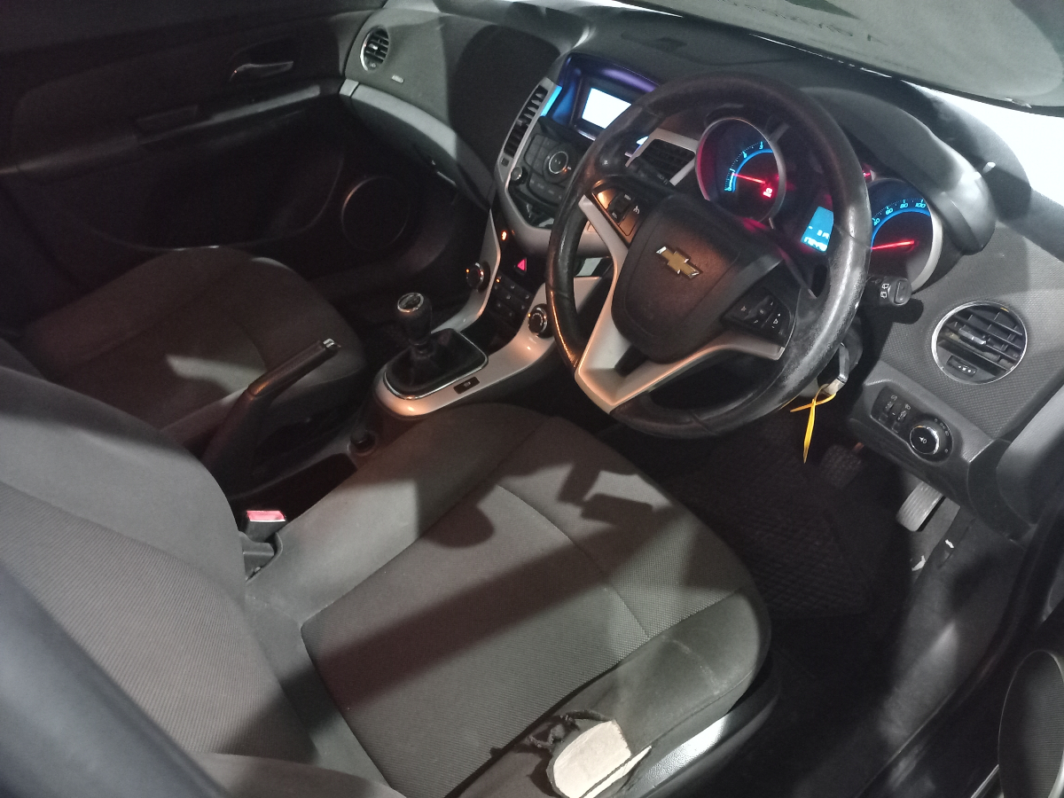2013 Chevrolet Cruze 1.6 LS 5Dr thumbnail 5