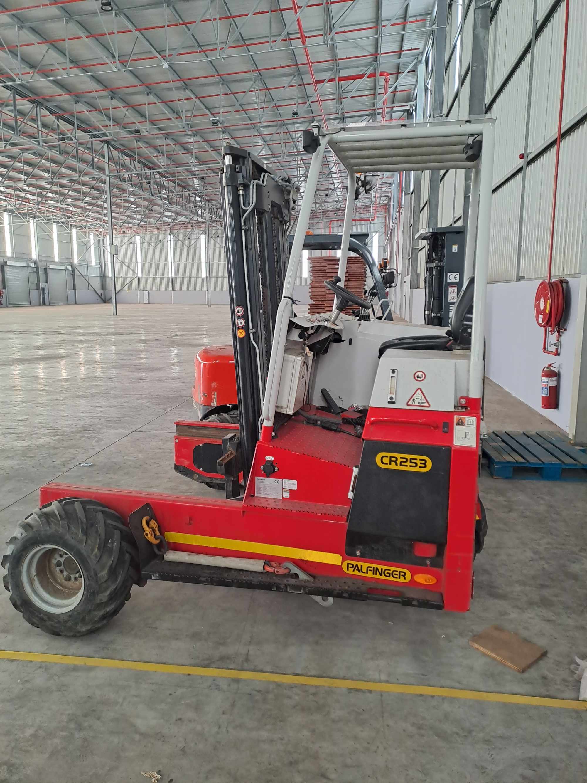2.5 Ton Truck Mounted Forklift CR253 thumbnail 6