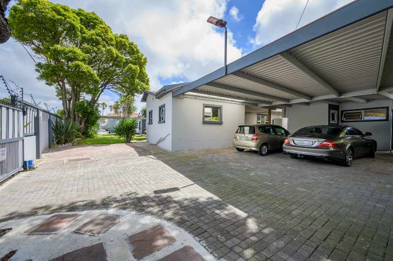 Luxurious Multi-Entrance Estate with Exceptional Amenities thumbnail 2