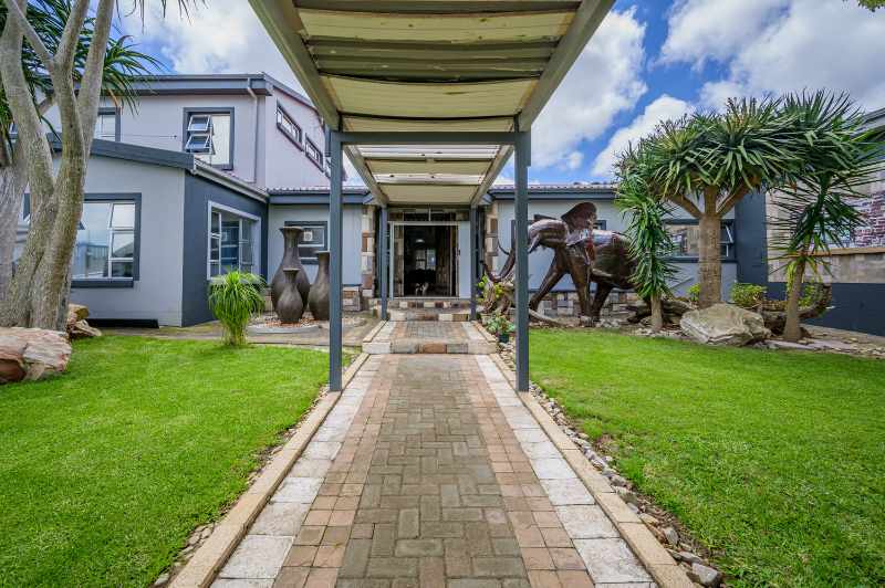 Luxurious Multi-Entrance Estate with Exceptional Amenities thumbnail 3