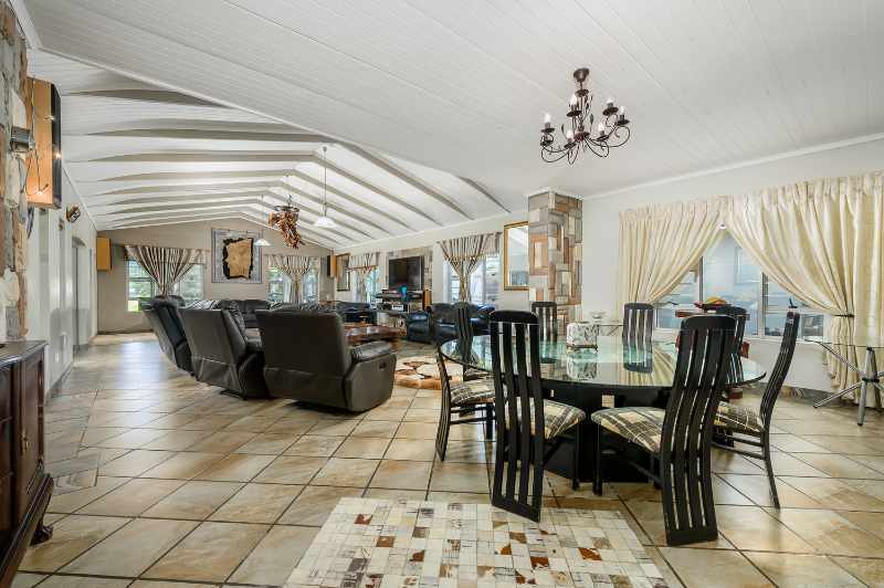 Luxurious Multi-Entrance Estate with Exceptional Amenities thumbnail 13