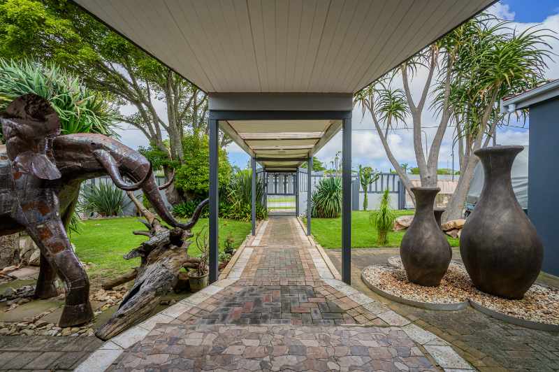 Luxurious Multi-Entrance Estate with Exceptional Amenities thumbnail 4