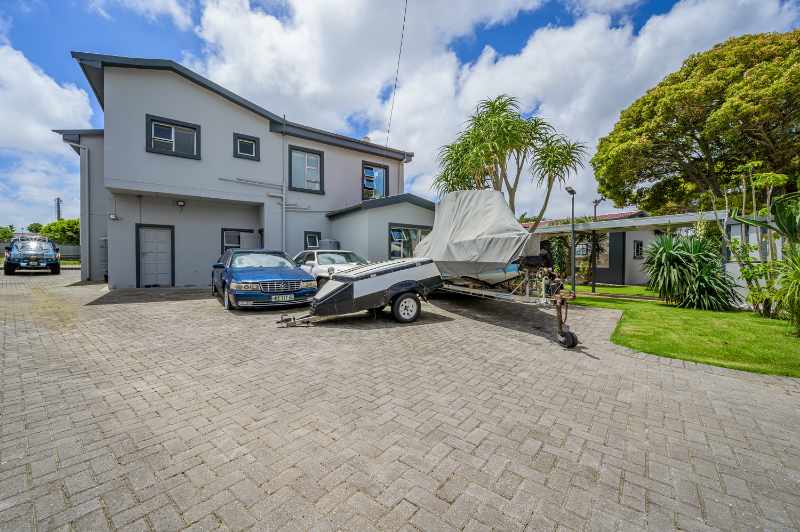 Luxurious Multi-Entrance Estate with Exceptional Amenities thumbnail 5