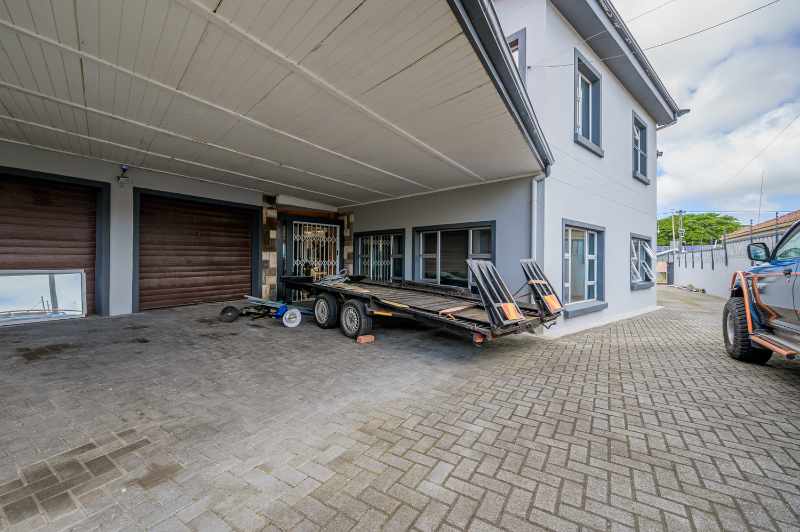 Luxurious Multi-Entrance Estate with Exceptional Amenities thumbnail 6