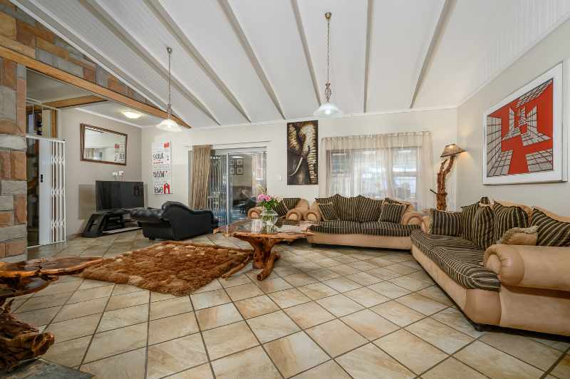 Luxurious Multi-Entrance Estate with Exceptional Amenities thumbnail 7