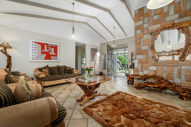 Luxurious Multi-Entrance Estate with Exceptional Amenities thumbnail 8