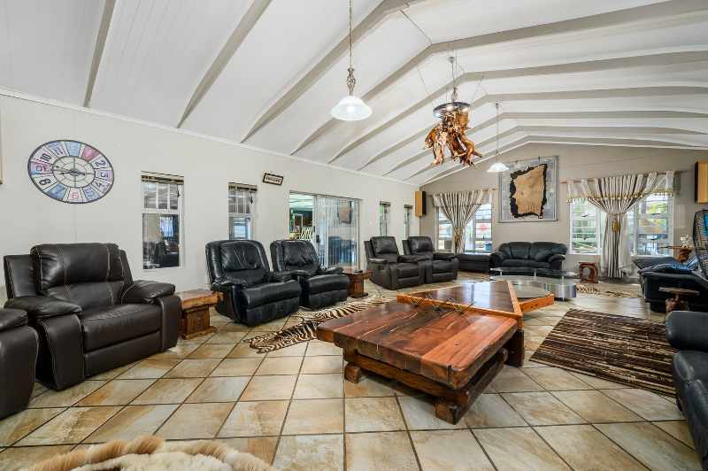 Luxurious Multi-Entrance Estate with Exceptional Amenities thumbnail 14