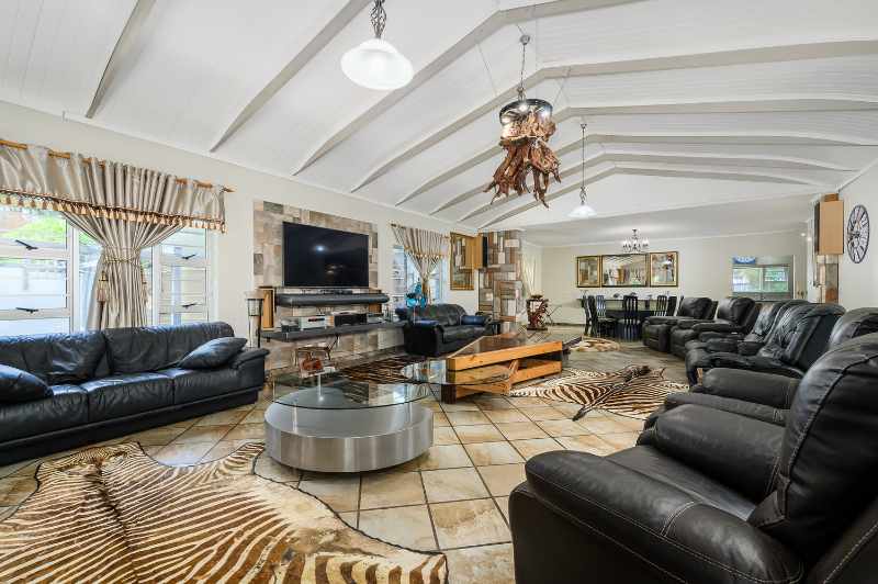 Luxurious Multi-Entrance Estate with Exceptional Amenities thumbnail 15