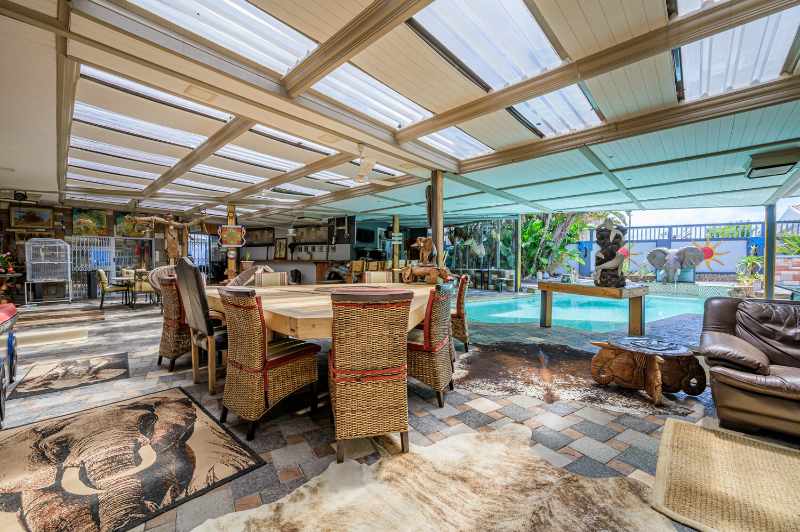 Luxurious Multi-Entrance Estate with Exceptional Amenities thumbnail 16