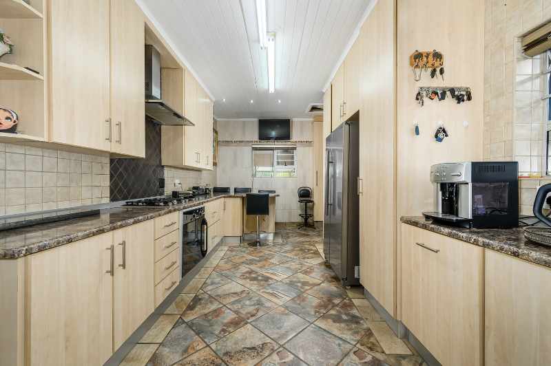 Luxurious Multi-Entrance Estate with Exceptional Amenities thumbnail 9
