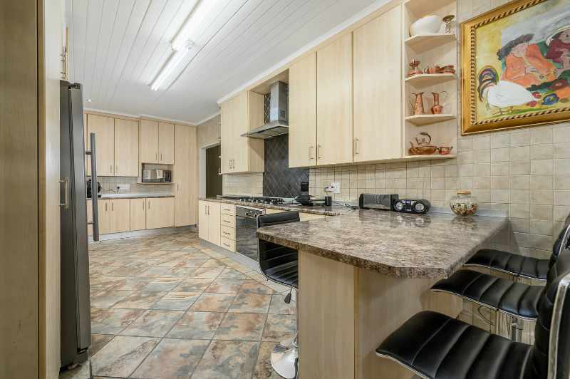 Luxurious Multi-Entrance Estate with Exceptional Amenities thumbnail 10