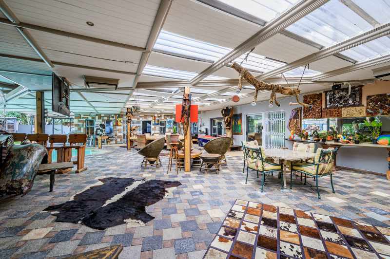 Luxurious Multi-Entrance Estate with Exceptional Amenities thumbnail 17