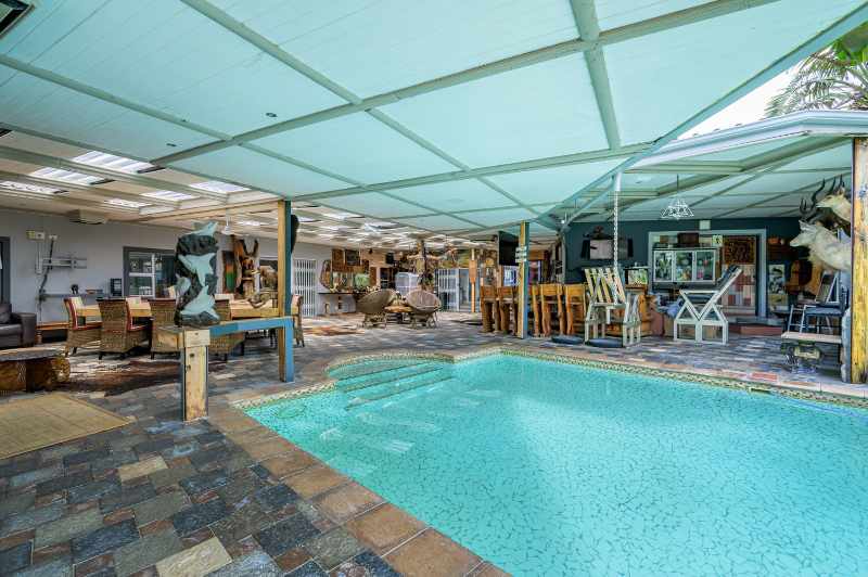 Luxurious Multi-Entrance Estate with Exceptional Amenities thumbnail 19