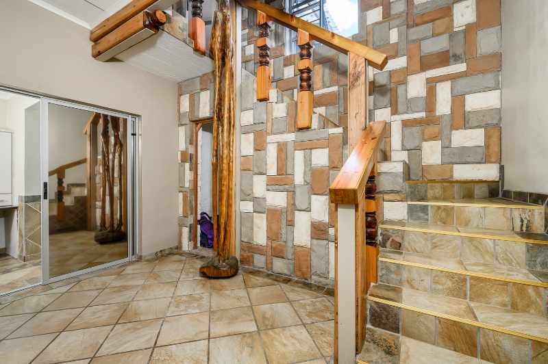 Luxurious Multi-Entrance Estate with Exceptional Amenities thumbnail 22
