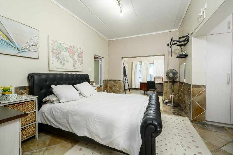Luxurious Multi-Entrance Estate with Exceptional Amenities thumbnail 23