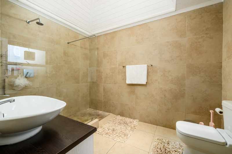 Luxurious Multi-Entrance Estate with Exceptional Amenities thumbnail 25