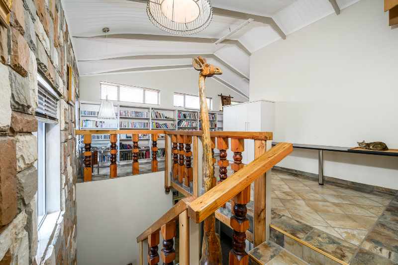 Luxurious Multi-Entrance Estate with Exceptional Amenities thumbnail 29