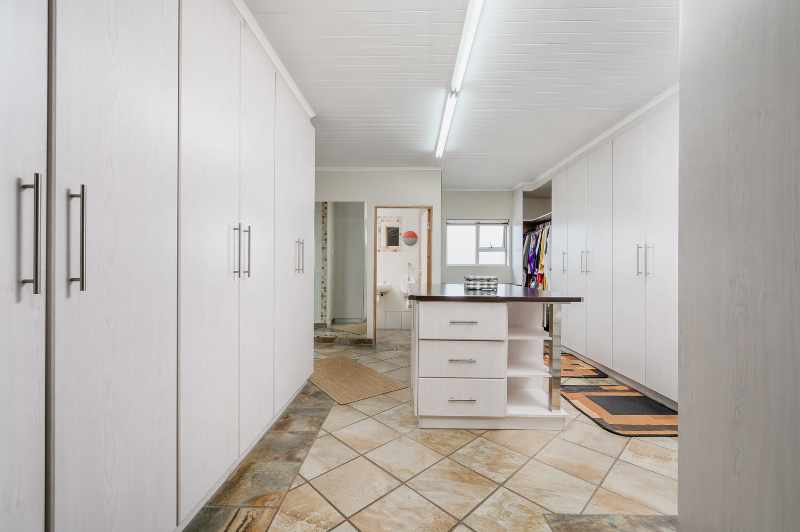 Luxurious Multi-Entrance Estate with Exceptional Amenities thumbnail 33