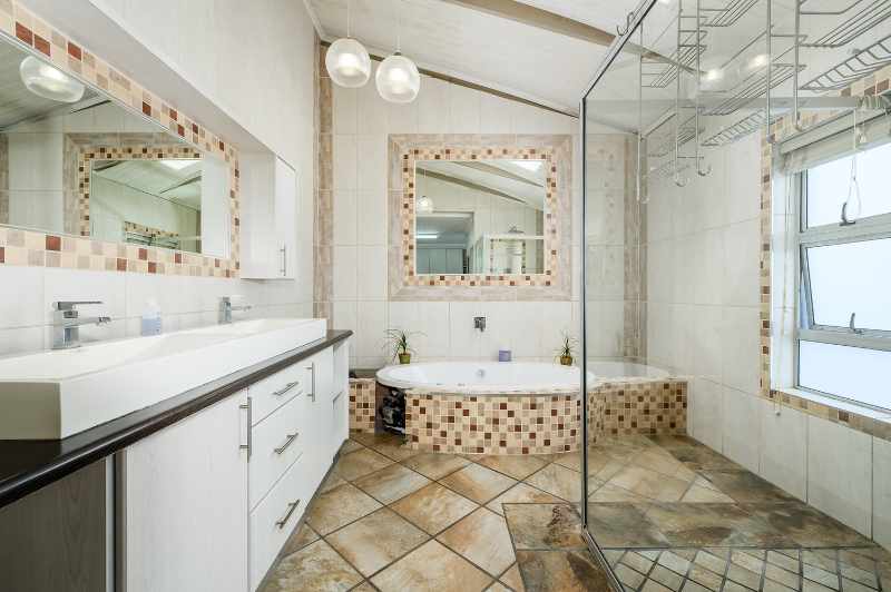 Luxurious Multi-Entrance Estate with Exceptional Amenities thumbnail 34