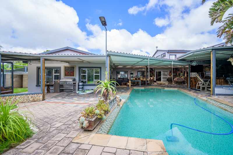 Luxurious Multi-Entrance Estate with Exceptional Amenities thumbnail 36