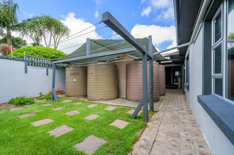 Luxurious Multi-Entrance Estate with Exceptional Amenities thumbnail 37