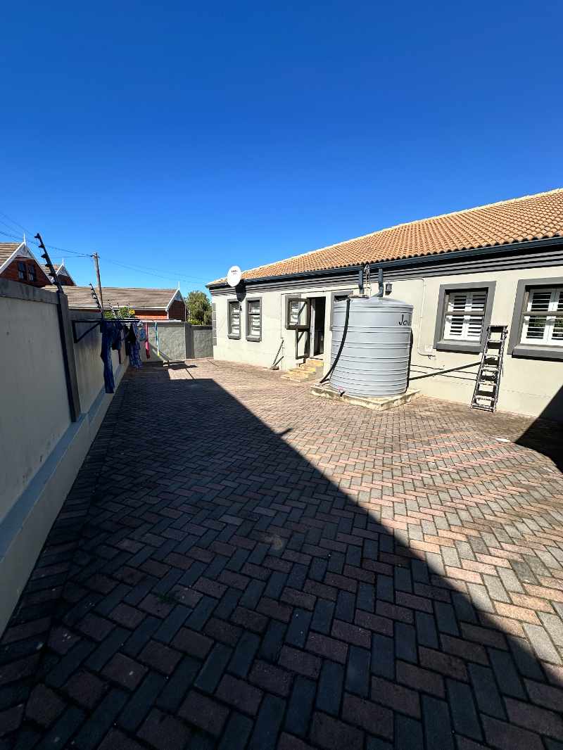Exquisite Family Oasis in Vanes Estate – Secure, Stylish & Made for Entertaining thumbnail 6