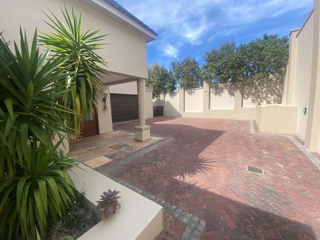 Beautiful Family Home In Secure Estate thumbnail 8