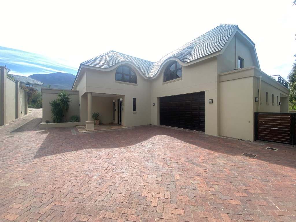 Beautiful Family Home In Secure Estate thumbnail 27