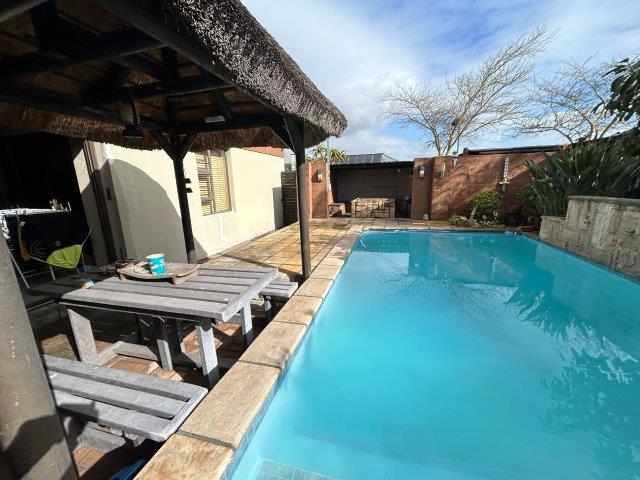 Lovely Family Home - Sonkring - Brackenfell thumbnail 2