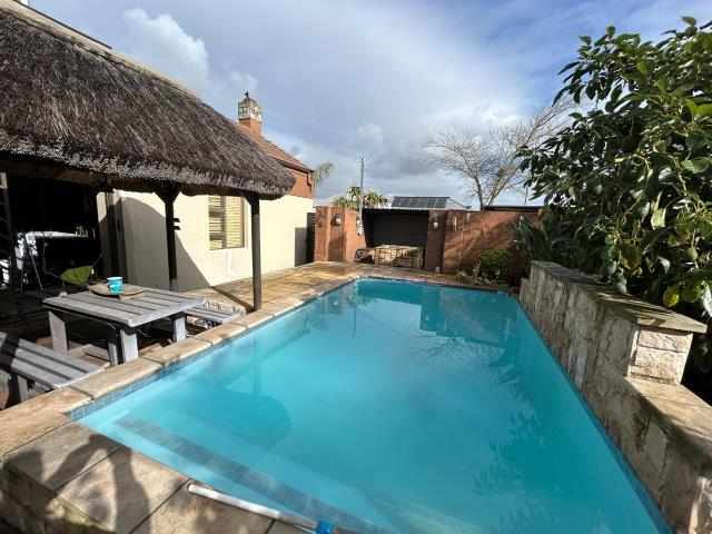 Lovely Family Home - Sonkring - Brackenfell thumbnail 3