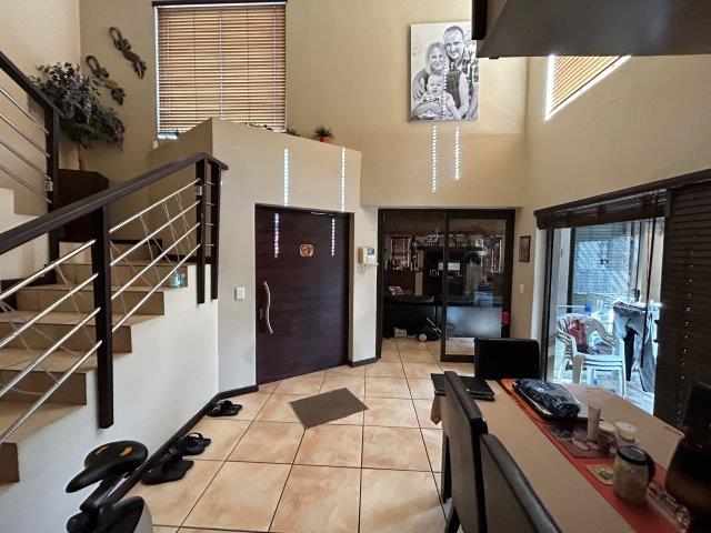Lovely Family Home - Sonkring - Brackenfell thumbnail 8