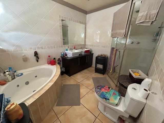 Lovely Family Home - Sonkring - Brackenfell thumbnail 16