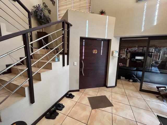 Lovely Family Home - Sonkring - Brackenfell thumbnail 18