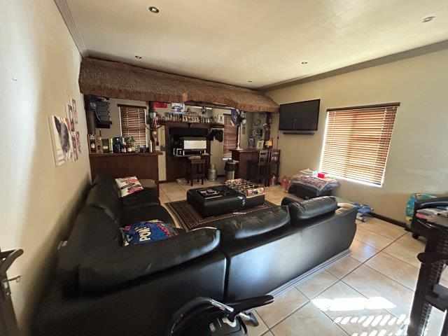 Lovely Family Home - Sonkring - Brackenfell thumbnail 20