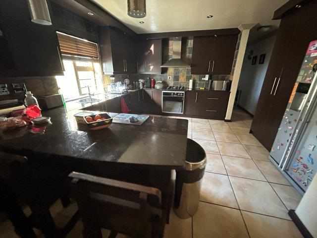 Lovely Family Home - Sonkring - Brackenfell thumbnail 13