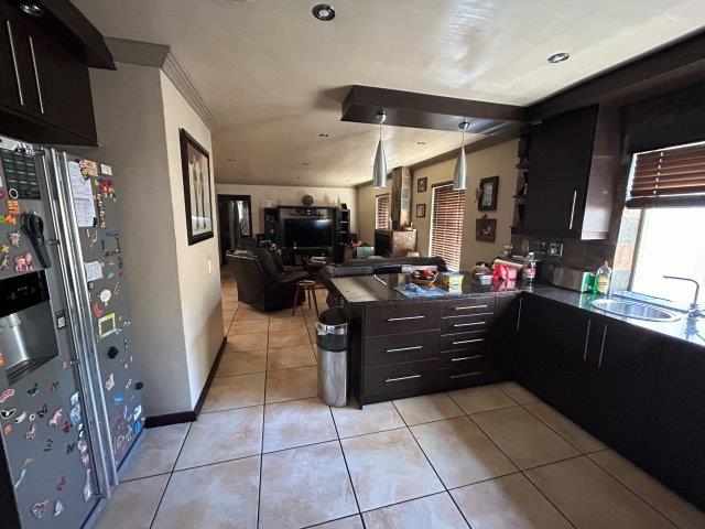 Lovely Family Home - Sonkring - Brackenfell thumbnail 14