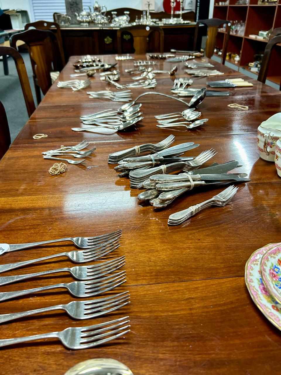 Household Furniture and Collectables thumbnail 6