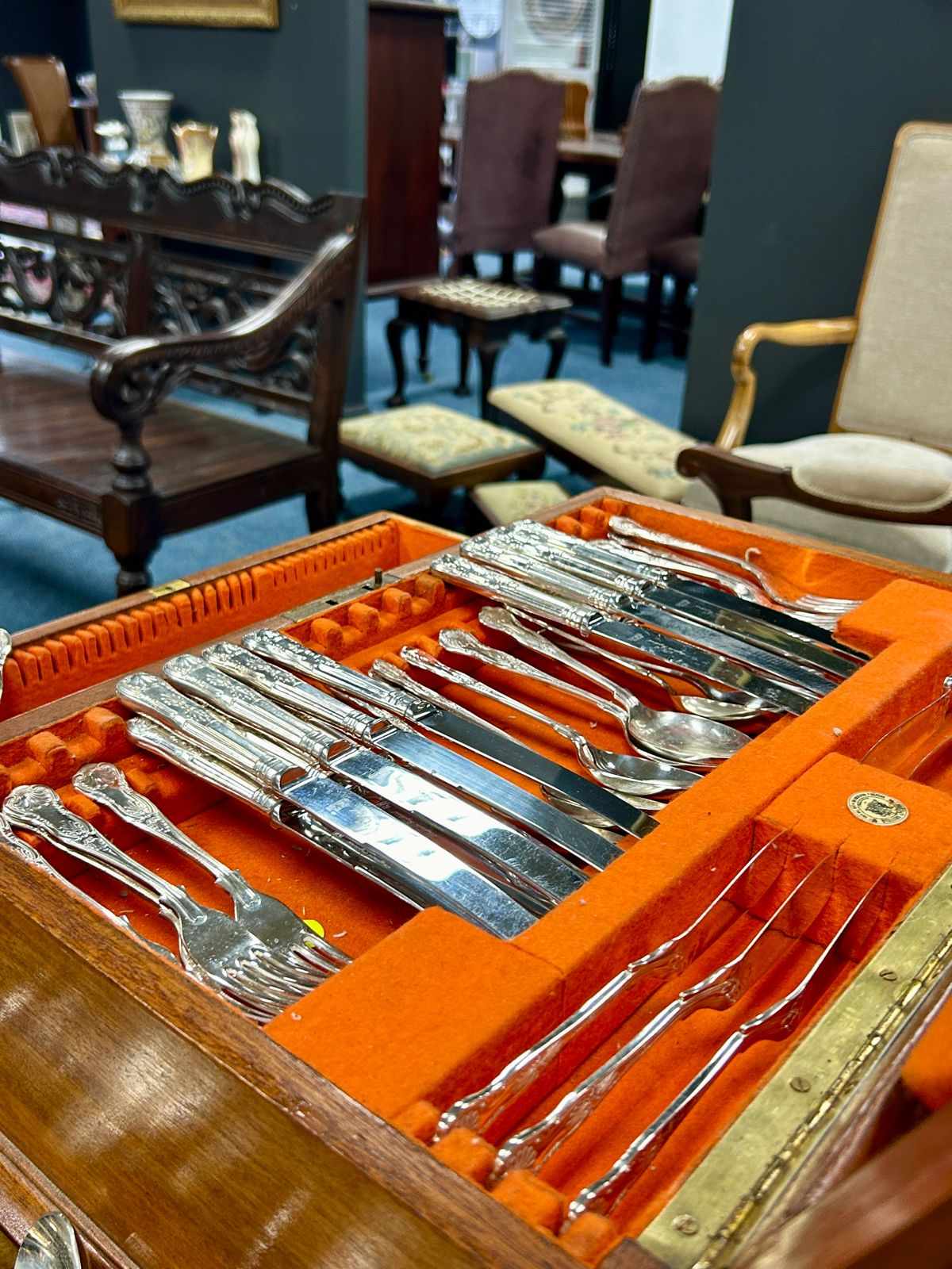 Household Furniture and Collectables thumbnail 8