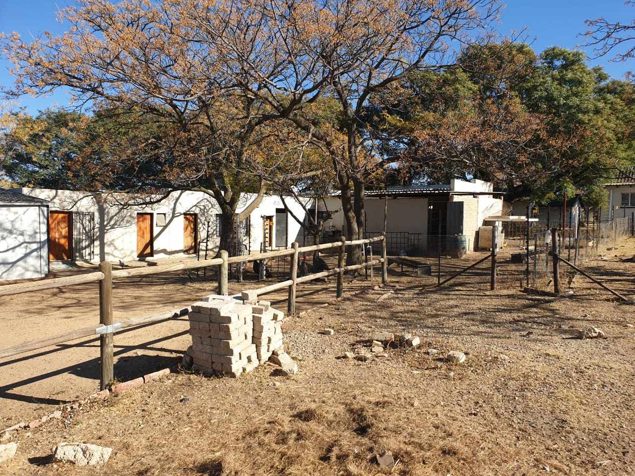 Large Stand With Ample Accomodation And Horse Stables - Honeydew thumbnail 15
