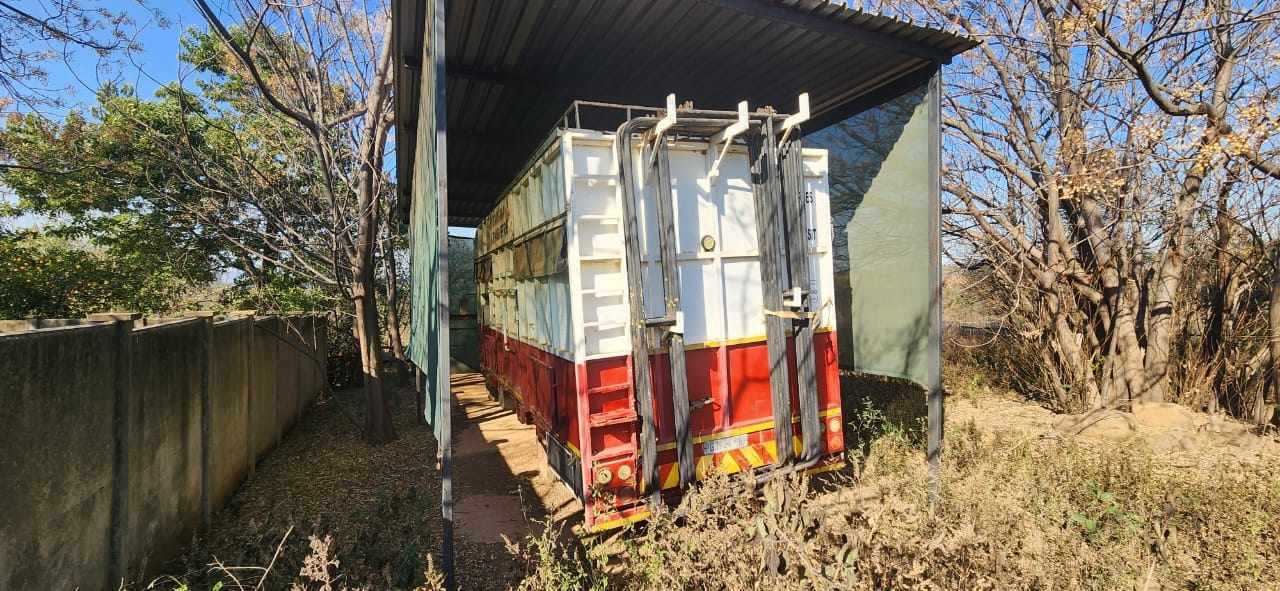 Large Stand With 4 Bedroom House And Horse Stables thumbnail 13