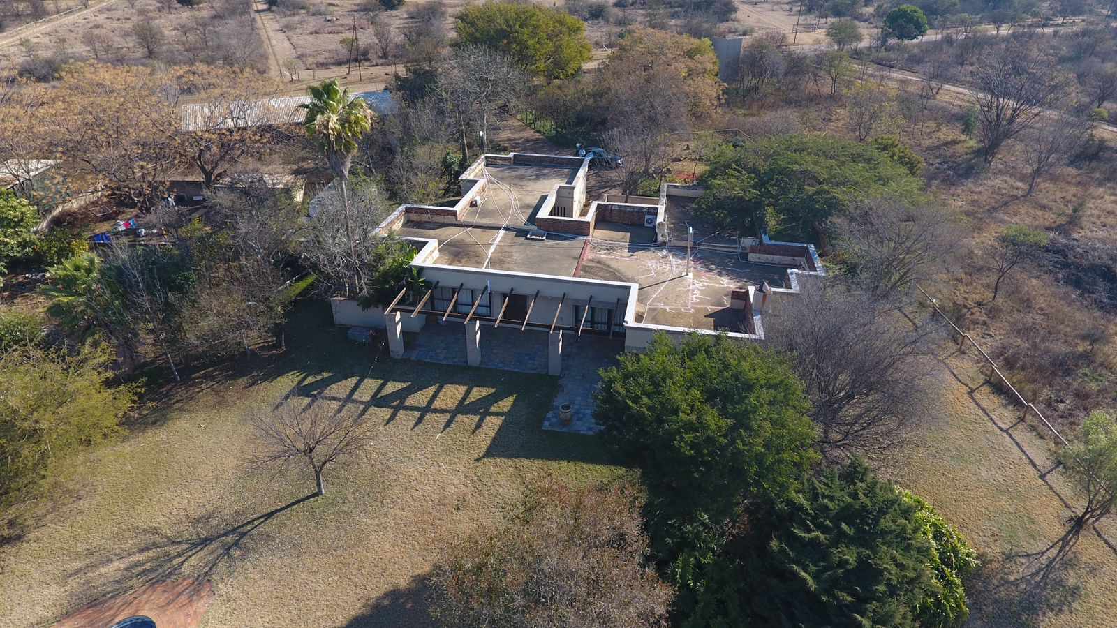 Large Stand With 4 Bedroom House And Horse Stables thumbnail 15
